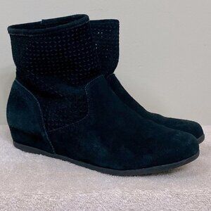 5/$25 Cougar Black Suede Laser Cut Flat Booties 9.5